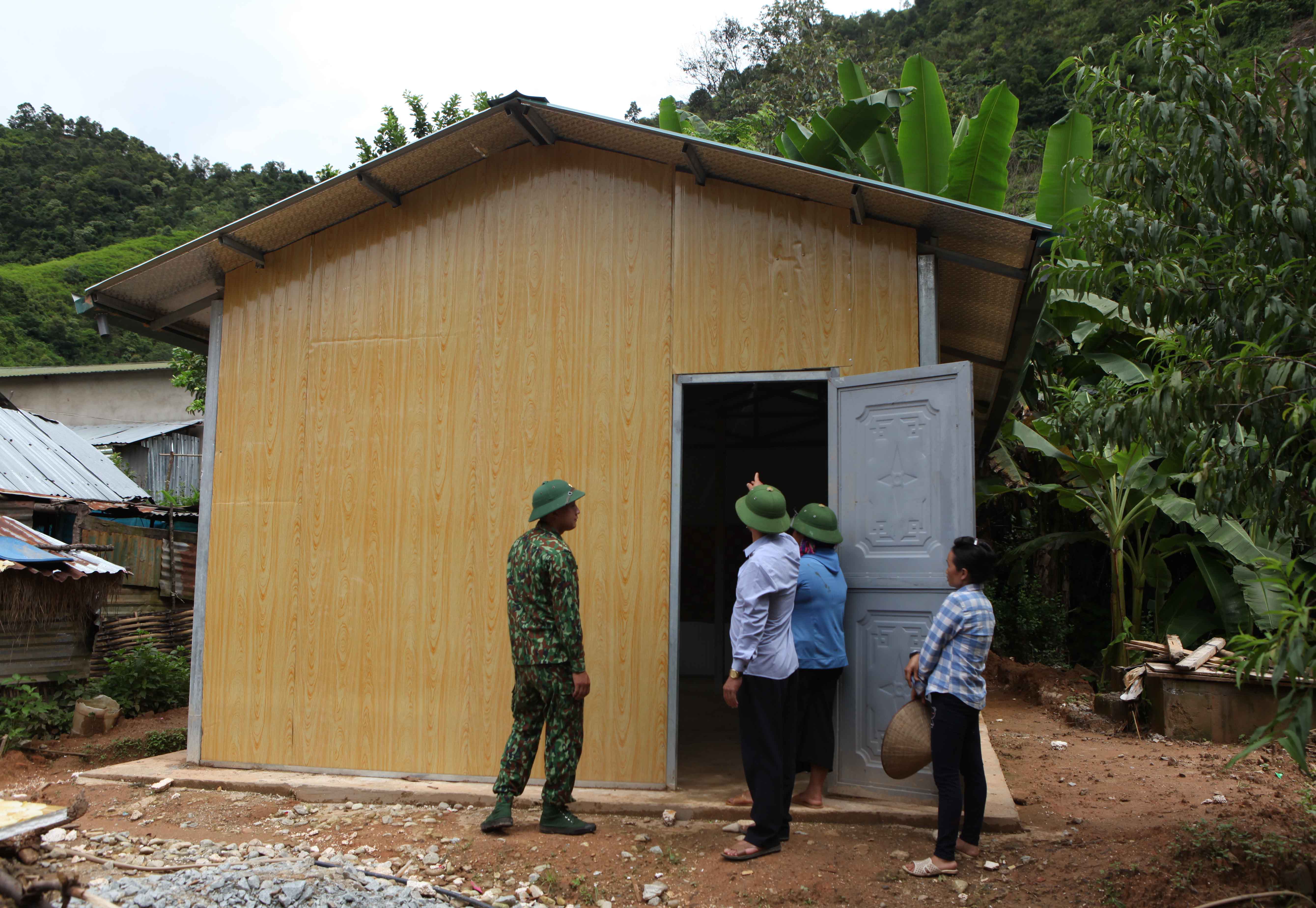 Gần 1 nghìn ngôi nhà mới với thiết kế khung sắt lợp tôn nền xi măng được xây cho các hộ nghèo, hộ neo đơn trên địa bàn huyện Mường Tè