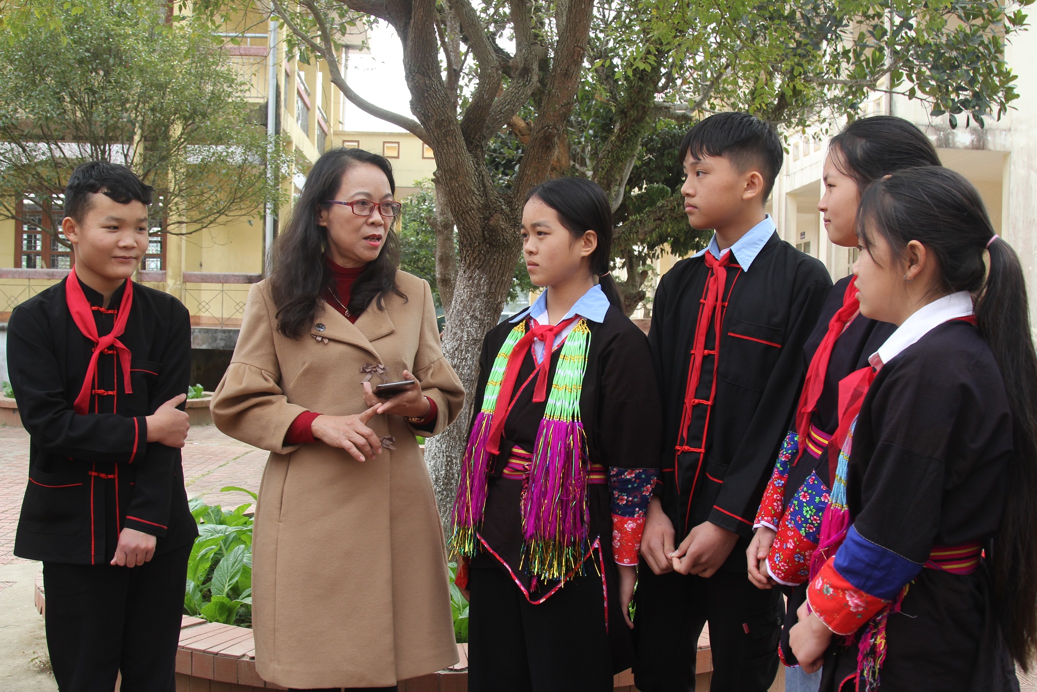 Thứ trưởng, Phó Chủ nhiệm Hoàng Thị Hạnh tới thăm, trò chuyện với các em học sinh Trường Phổ thông Dân tộc nội trú THCS Hải Hà