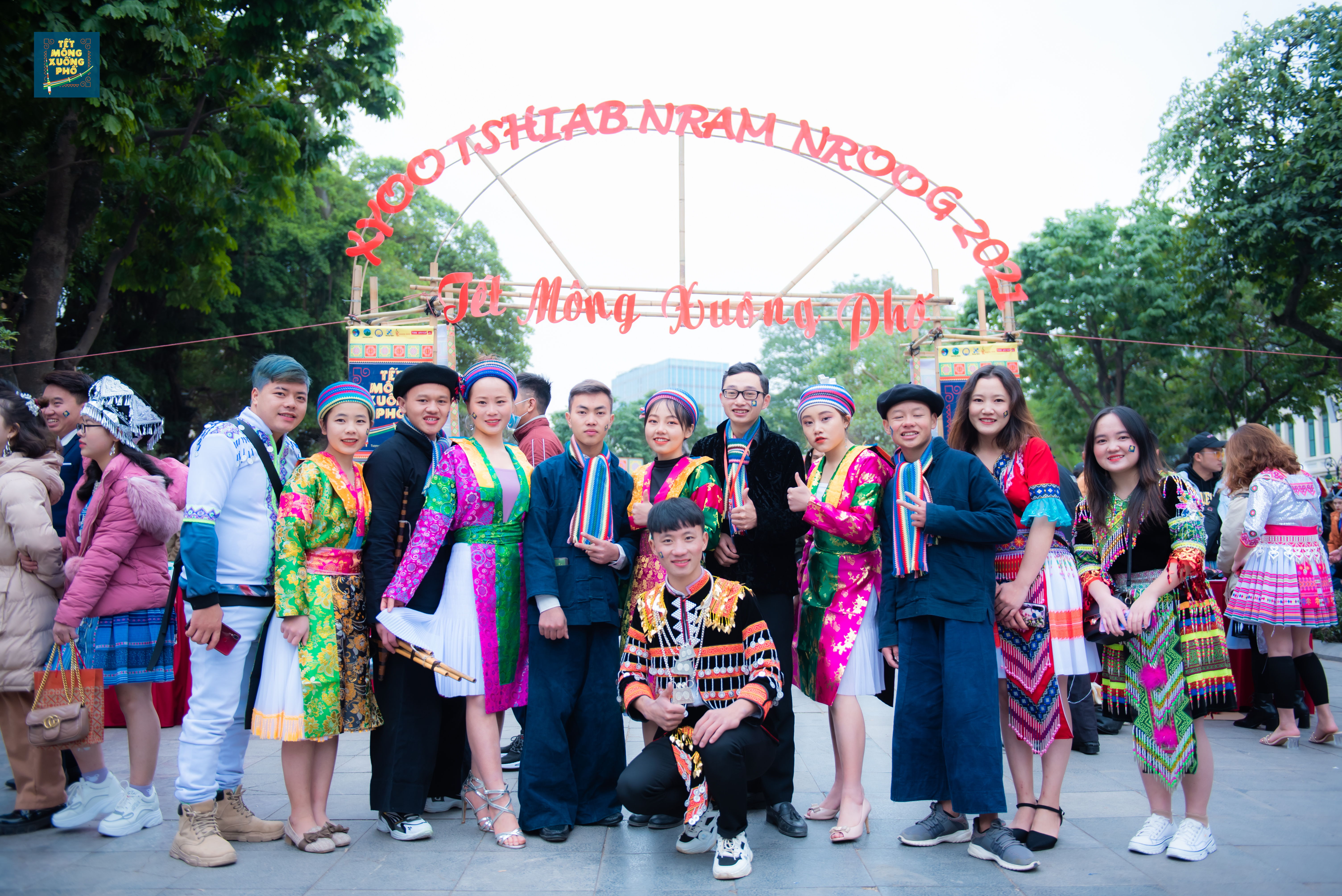 Học sinh, sinh viên Mông trong chương trình “Tết Mông xuống phố” năm 2020.