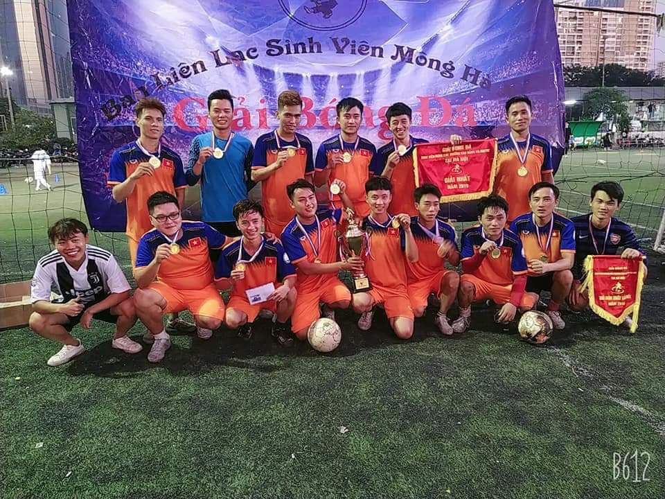 Học sinh, sinh viên Mông tại Hà Nội tham gia giải bóng giao hữu giữa Ban Liên lạc sinh viên Mông các tỉnh.