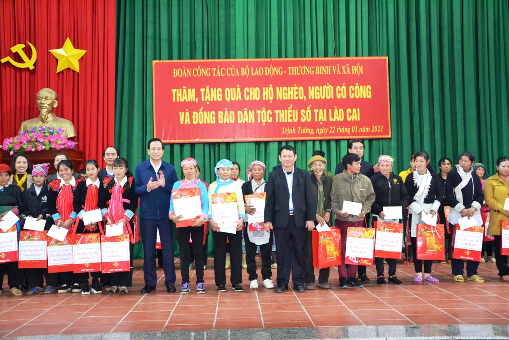 Bộ trưởng Bộ Lao động-Thương binh và Xã hội Đào Ngọc Dung trao quà cho hộ gia đình chính sách, hộ nghèo xã Trinh Tường