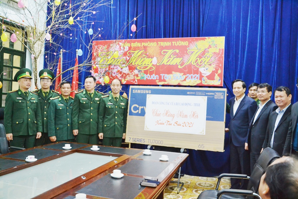 Đoàn công tác của Bộ Lao động - Thương binh và Xã hội thăm hỏi, tặng quà cán bộ chiến sỹ Đồn biên phòng Trịnh Tường