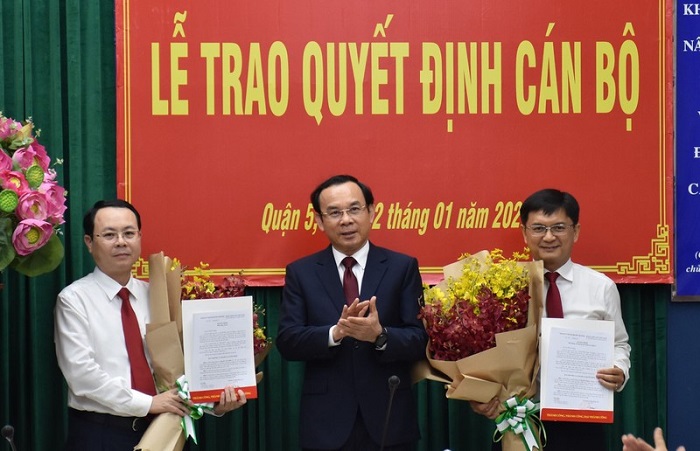 Bí thư Thành ủy TP.HCM Nguyễn Văn Nên trao quyết định điều động ông Nguyễn Văn Hiếu (bên trái) giữ chức Bí thư Thành ủy TP.Thủ Đức