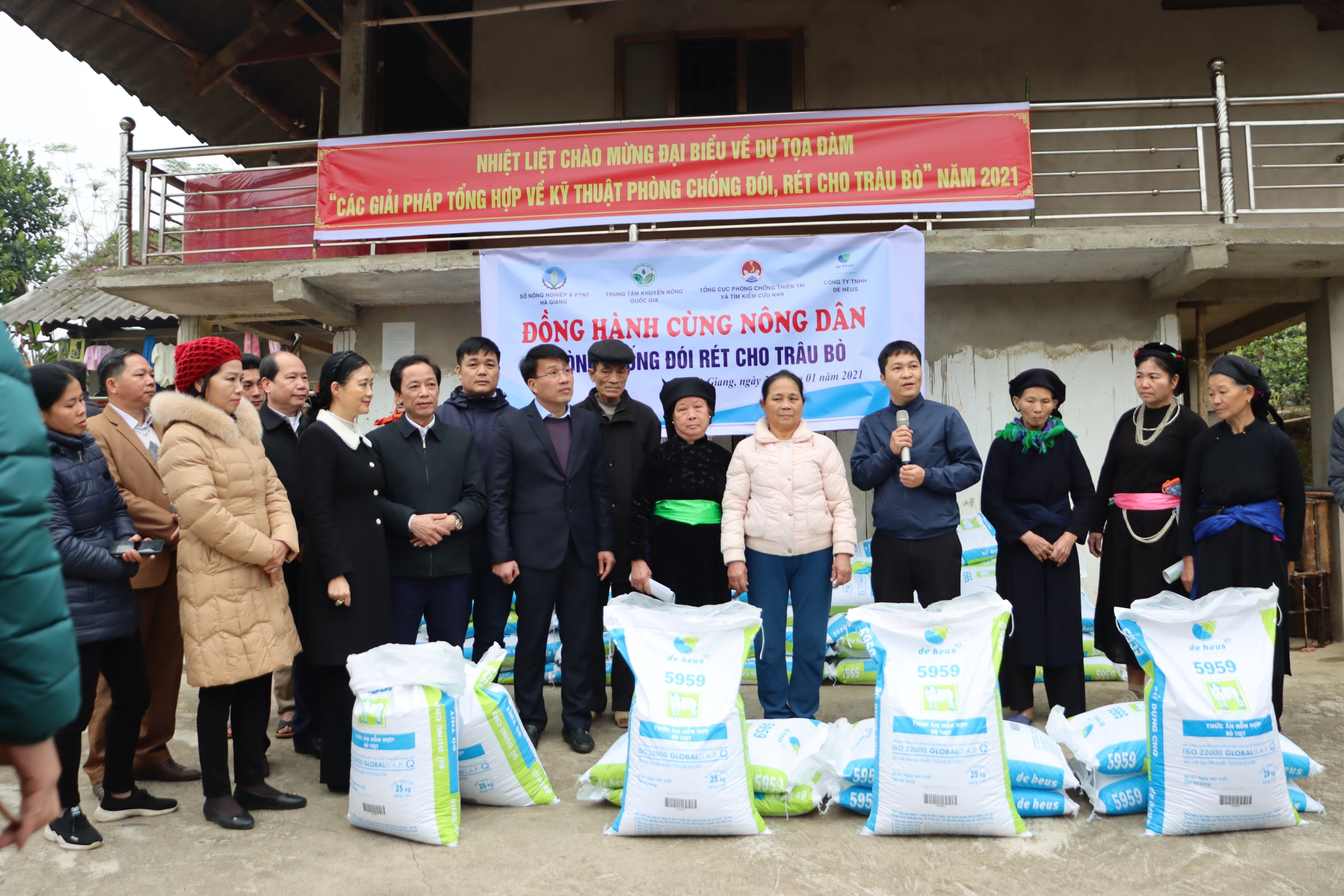 Chương trình trao tặng 10 tấn cám chăn nuôi trâu, bò cho một số hộ dân 2 thôn xã Trung Thành.