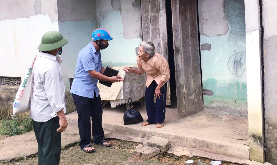 Cụ bà Lê Thị Thanh (73 tuổi) ở xóm 5 xã Đức Sơn, huyện Anh Sơn (Nghệ An) bán gà góp 50.000 đồng vào quỹ chống dịch