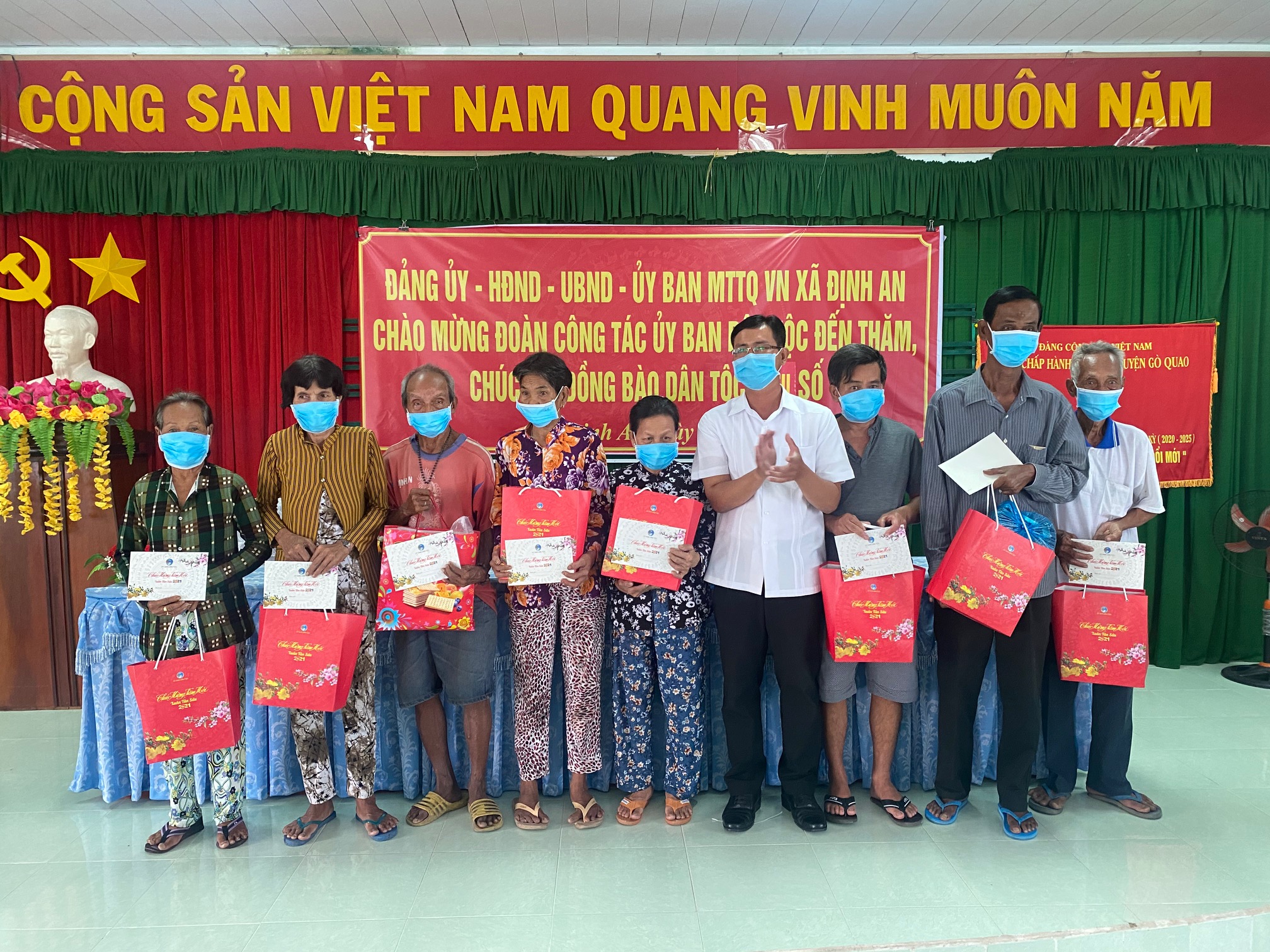 Các phần quà được trao tận tay những hộ gia đình khó khăn trên địa bàn tỉnh Kiên Giang