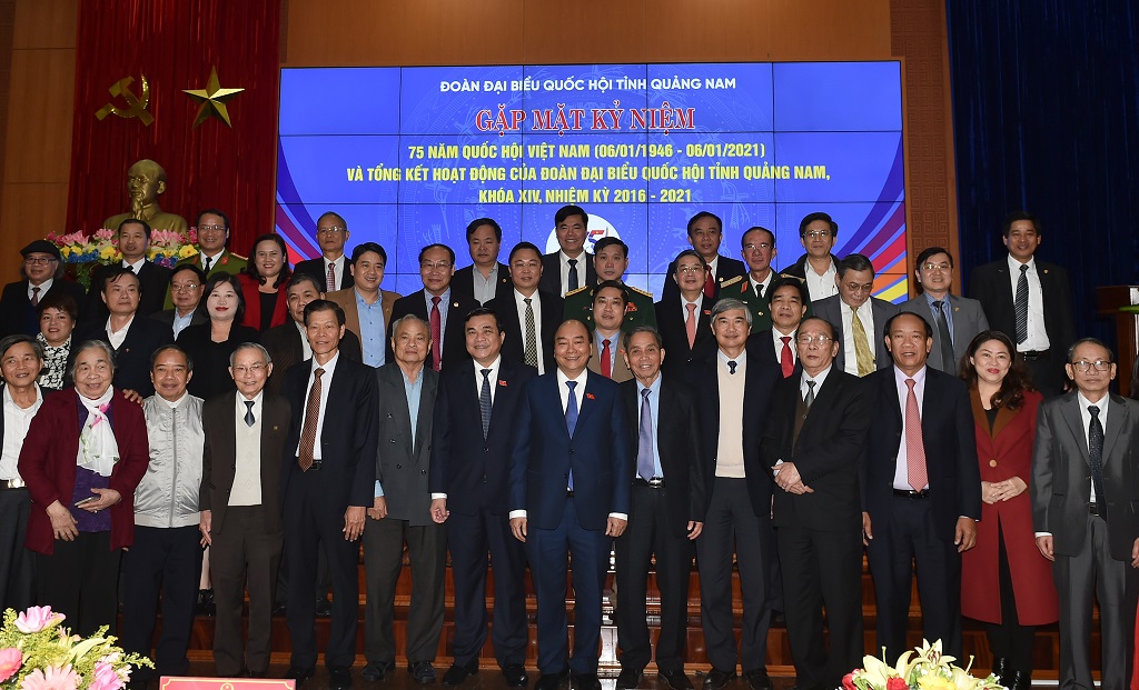 Thủ tướng Nguyễn Xuân Phúc cùng các đại biểu dự buổi gặp mặt. Ảnh VGP/Quang Hiếu