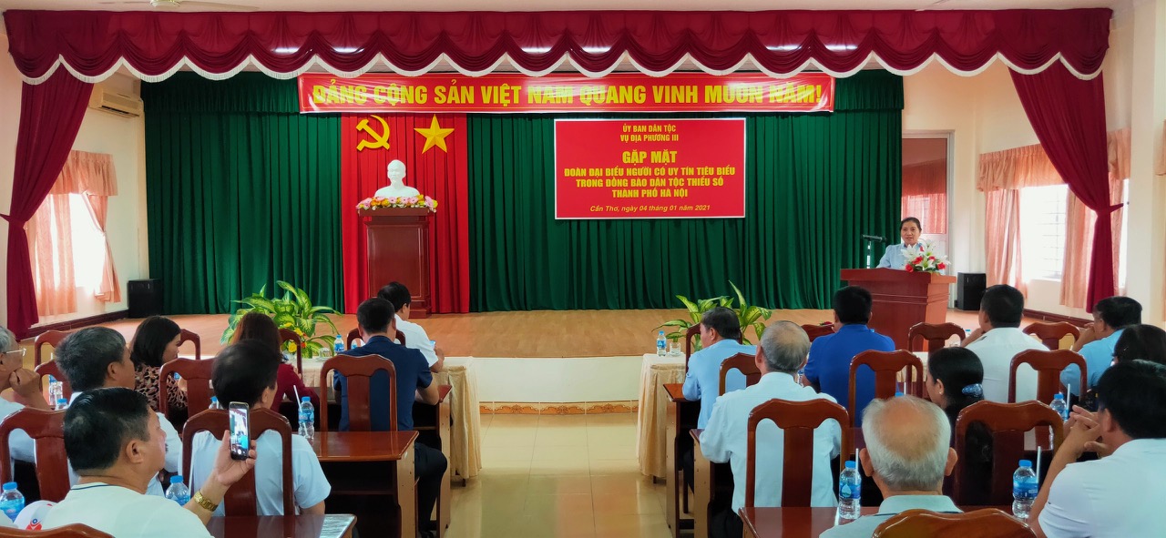 Bà Huỳnh Thị Sô Ma Ly phát biểu tại buổi tiếp Đoàn
