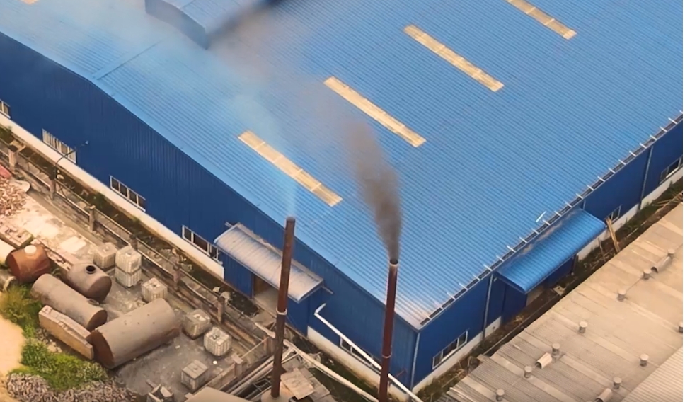 Một trong rất nhiều ống xả thải khói gây ô nhiễm môi trường của Khu công nghiệp 