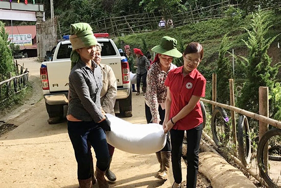 Hội Chữ thập đỏ tỉnh Sơn La hỗ trợ gạo cho học sinh Trường Phổ thông Dân tộc bán trú THCS xã Nà Ớt, huyện Mai Sơn.