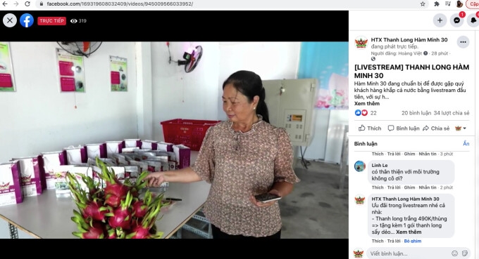 Người trồng thanh long ở Bình Thuận livestream giới thiệu, quảng bá sản phẩm nông sản . Ảnh: Fanpage HTX Thanh long Hàm Minh 30.