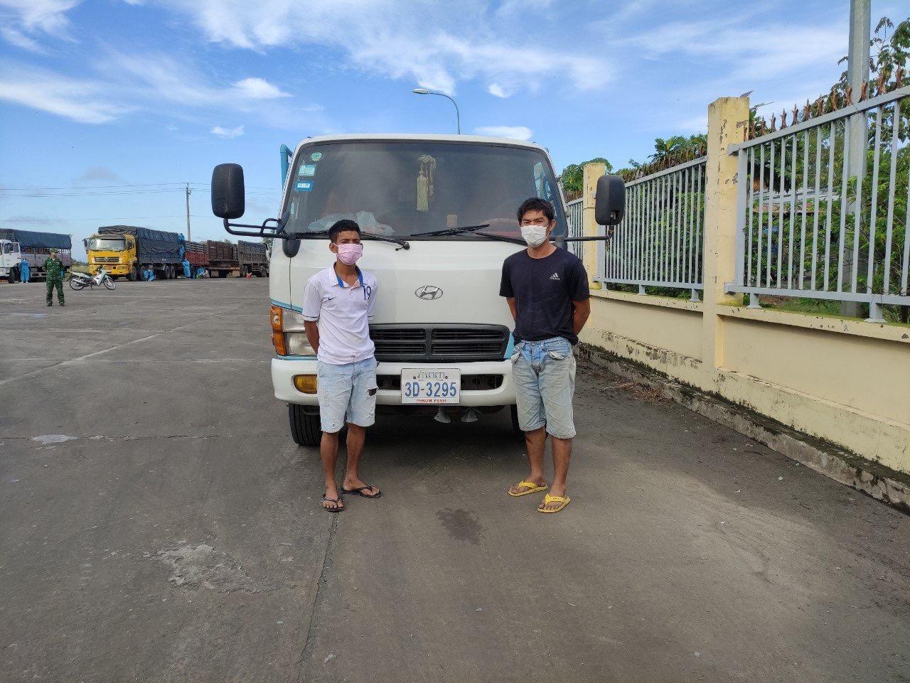 Tang vật và 2 đối tượng vận chuyển 24kg ma túy từ Campuchia về Việt Nam do Chi cục Hải quan Cửa khẩu Quốc tế Bình Hiệp (Cục Hải quan tỉnh Long An) phối hợp với các lực lượng chức năng phát hiện, bắt giữ rạng sáng ngày 12/11/2021.