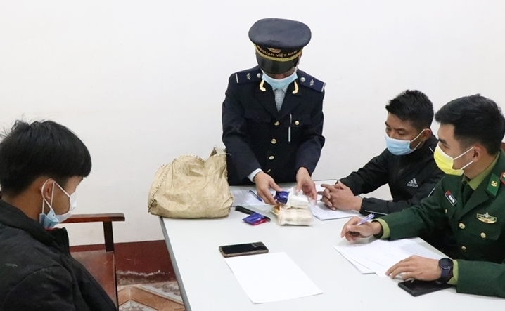  Lực lượng chức năng Điện Biên làm việc với đối tượng Đia Va trong vụ bắt giữ 6.000 viên ma túy tổng hợp rạng sáng ngày 5/12/2021.