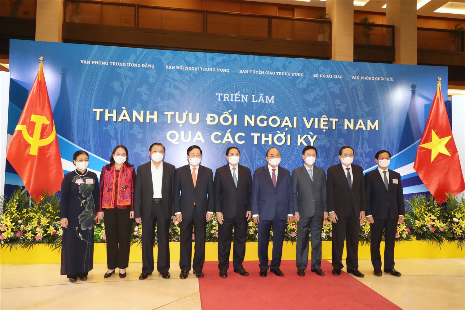 Các đại biểu tham quan Triển lãm Thành tựu đối ngoại Việt Nam qua các thời kỳ