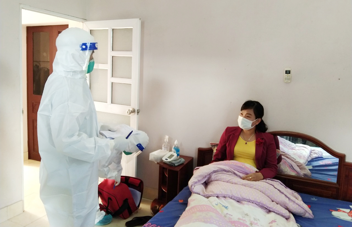 Nhân viên Trạm Y tế lưu động số 1 xã Phong Vân diễn tập thăm khám và tư vấn sức khỏe cho bệnh nhân F0 không triệu chứng đang quản lý, theo dõi sức khỏe tại nhà