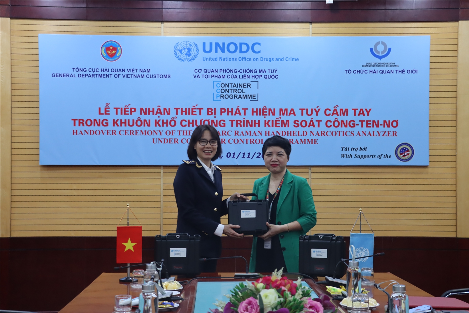  Hải quan Việt Nam tiếp nhận thiết bị quang phổ Trunarc Raman phát hiện ma túy cầm tay từ UNOC ngày 11/11/2021.