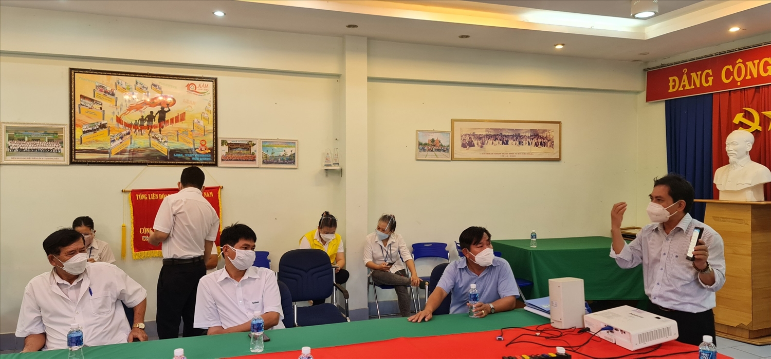 Bác sỹ,TS Trịnh Hồng Lân (người ngồi đầu tiên phía bên phải) triển khai tư vấn điều trị F0 và tư vấn phòng chống dịch COVID-19 cho cán bộ quản lý, người lao động Công ty TNHH may Tiến Thuận, tỉnh Ninh Thuận.