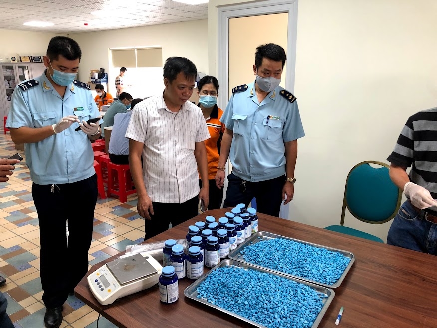 Đội 5 phối hợp với các đơn vị của Cục Hải quan TP. Hà Nội,Công an TP. Hà Nội khám 01 bưu kiện gửi từ Bỉ về Hà Nội, phát hiện gần 4 kg ma túy tổng hợp MDMA ngày 6/10/2021.