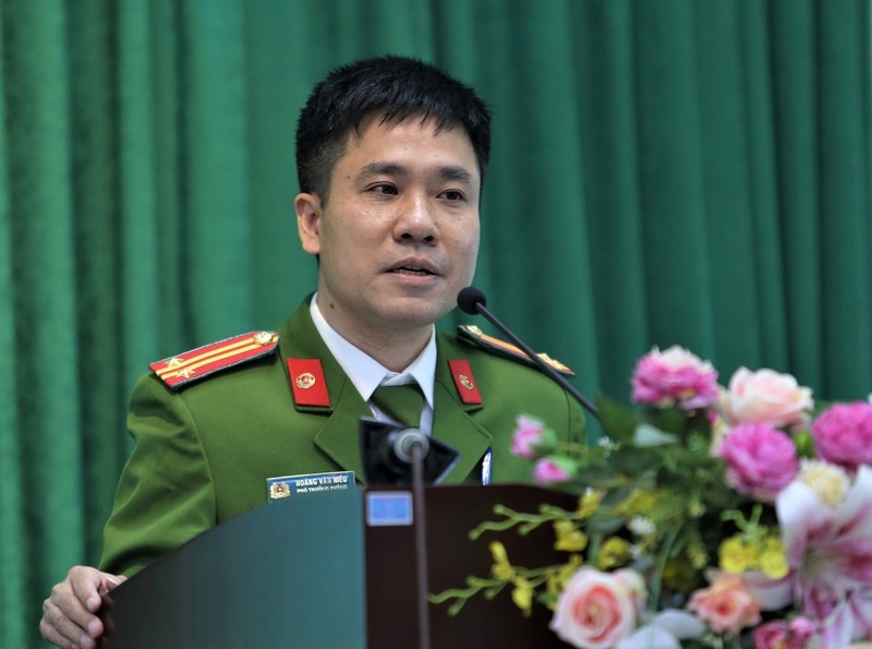 Trung tá Hoàng Văn Hiều, Phó trưởng Phòng 2, Cục C04 thông tin tại Hội nghị.