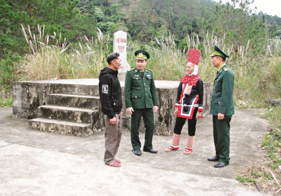 Ông Voòng Phúc Niệp (bìa trái) cùng cán bộ, chiến sỹ Đồn Biên phòng Cửa khẩu Hoành Mô (BĐBP Quảng Ninh) bên cột mốc biên giới