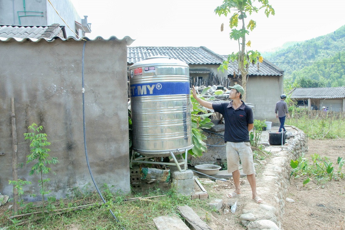 Người dân huyện Bình Liêu vui mừng khi được hỗ trợ téc nước, đảm bảo nguồn nước hợp vệ sinh, nâng cao sức khỏe.