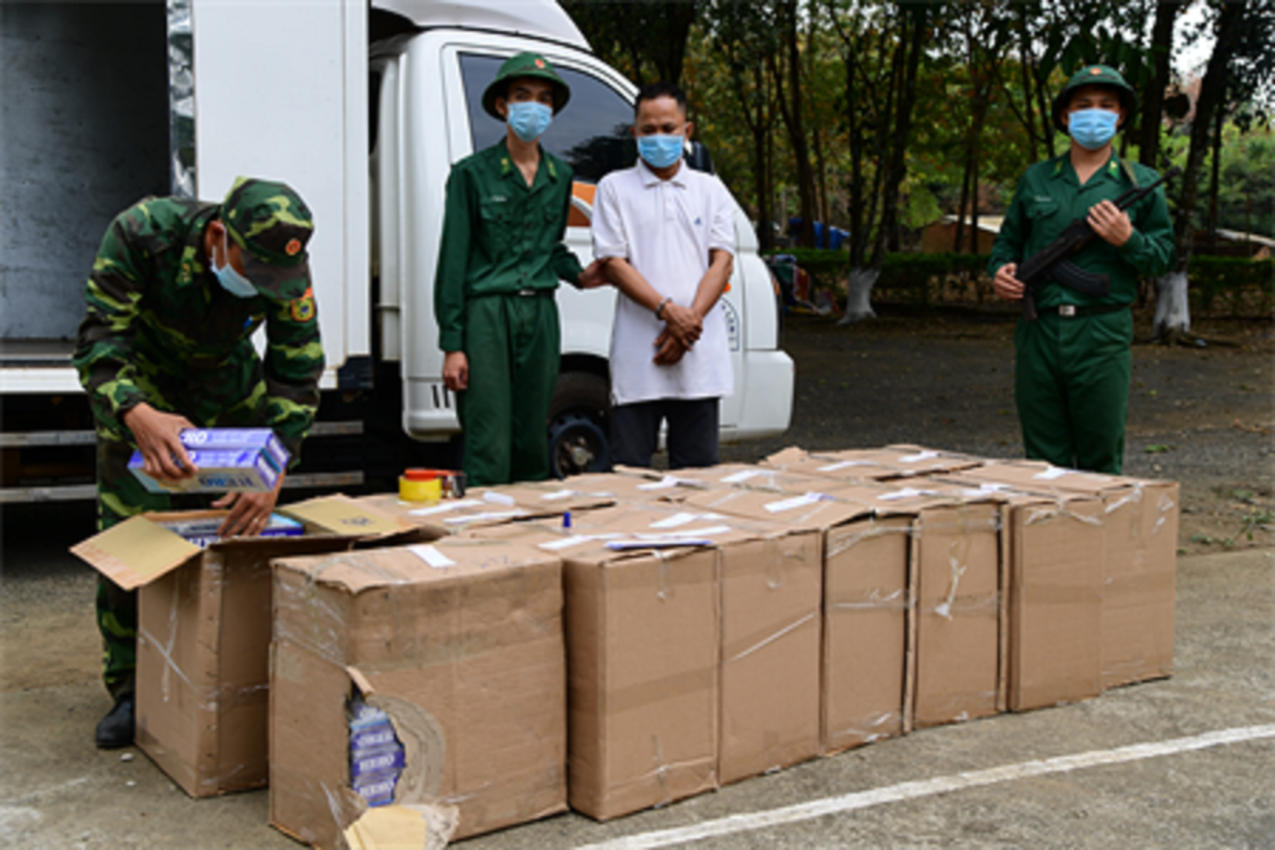 Bộ đội Biên phòng Bình Phước niêm phong tang vật thuốc lá ngoại bị bắt giữ