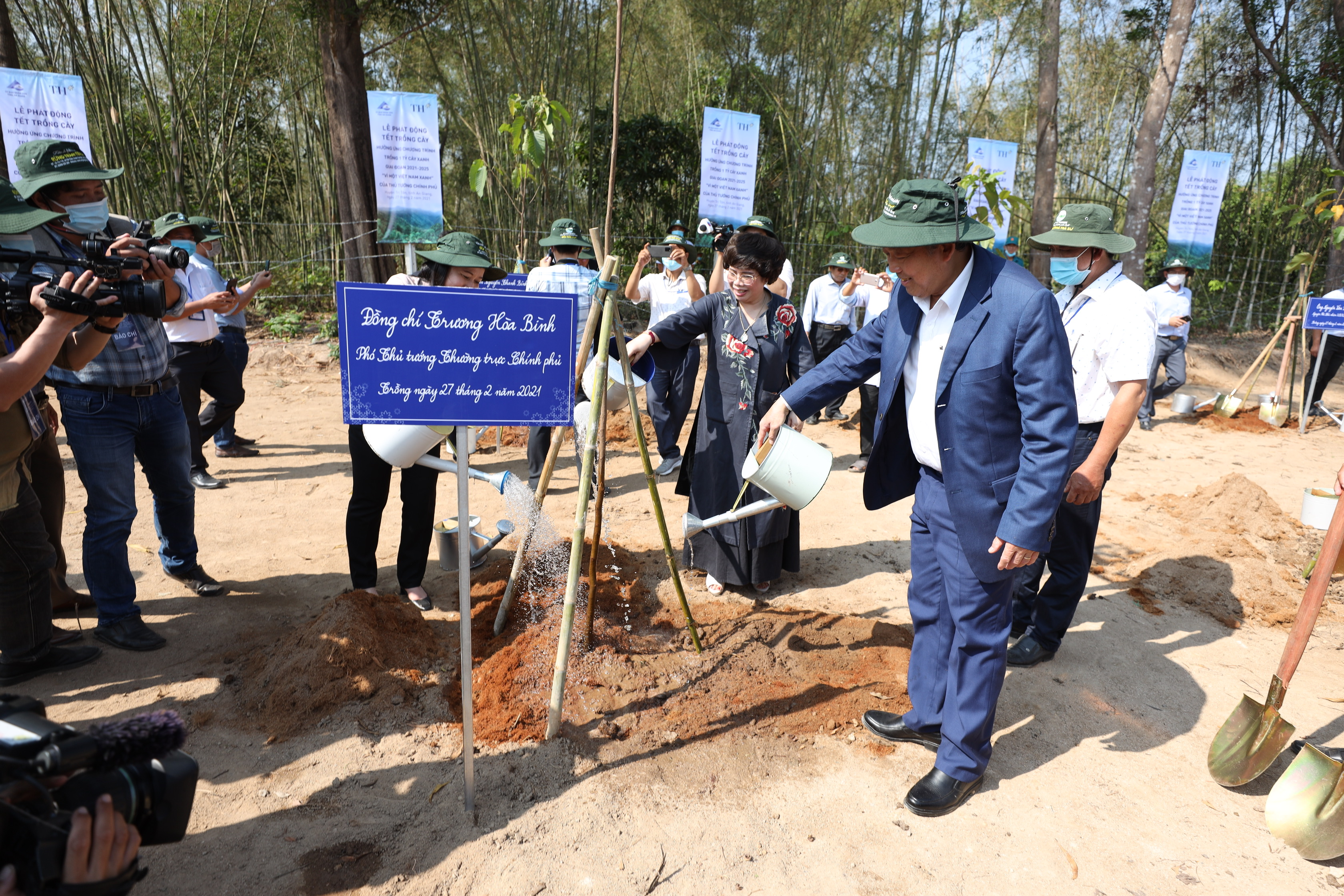 Phó Thủ tướng Thường trực Chính phủ Trương Hòa Bình trồng cây lưu niệm tại buổi Lễ