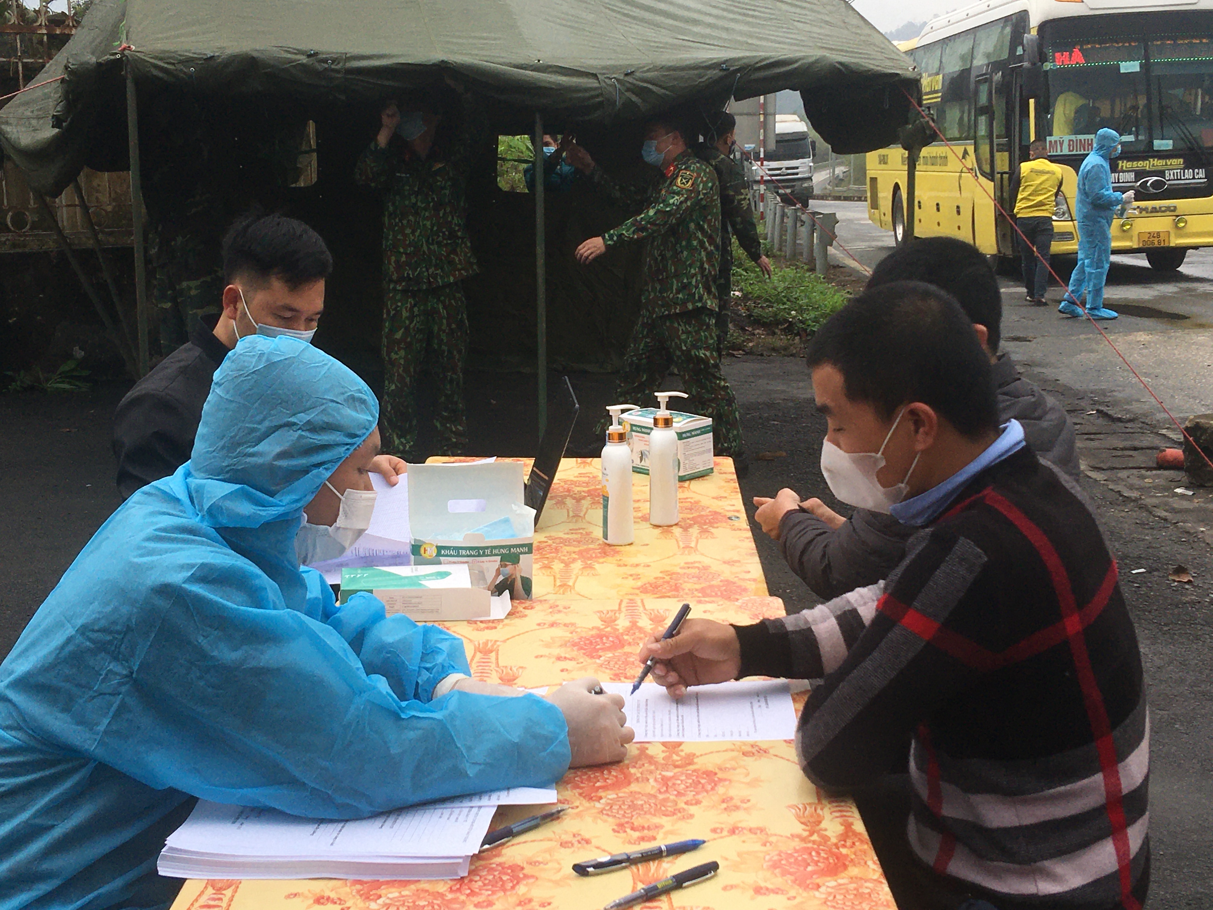 Kiểm tra người và phương tiện tại nút giao IC 17 tại xã Xuân Giao, huyện Bảo Thắng