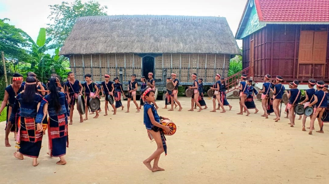 Thế hệ trẻ ở làng Mơ H'ra, xã Kông Lơng Khơng, huyện Kbang, tỉnh Gia Lai biểu diễn di sản văn hóa cồng chiêng Tây Nguyên