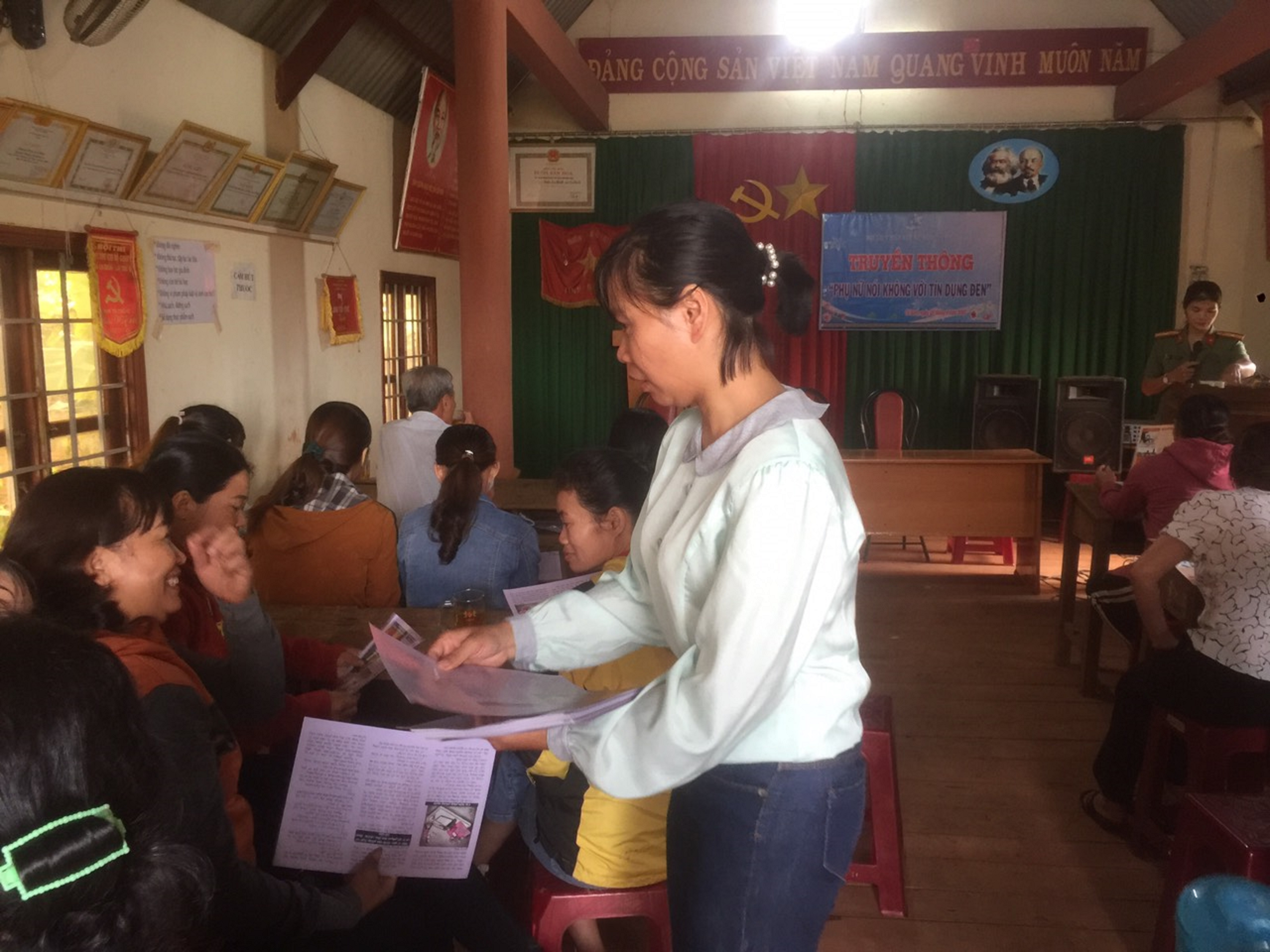 Tổ TVCĐ huyện Cư Kuin tuyên truyền, phổ biến pháp luật về ngăn chặn tình trạng tín dụng đen