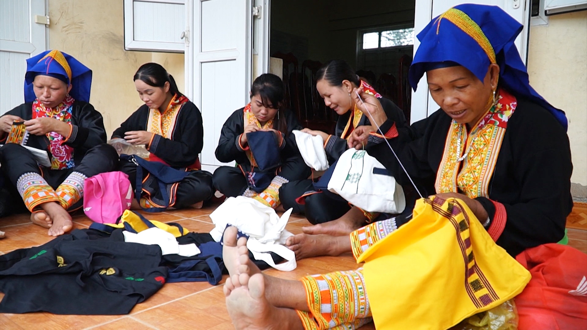 Phụ nữ Dao huyện Ba Chẽ, tỉnh Quảng Ninh tham gia lớp học thêu truyền thống ứng dụng trên chất liệu hiện đại tạo ra nhiều sản phẩm thương mại, hấp dẫn du khách.