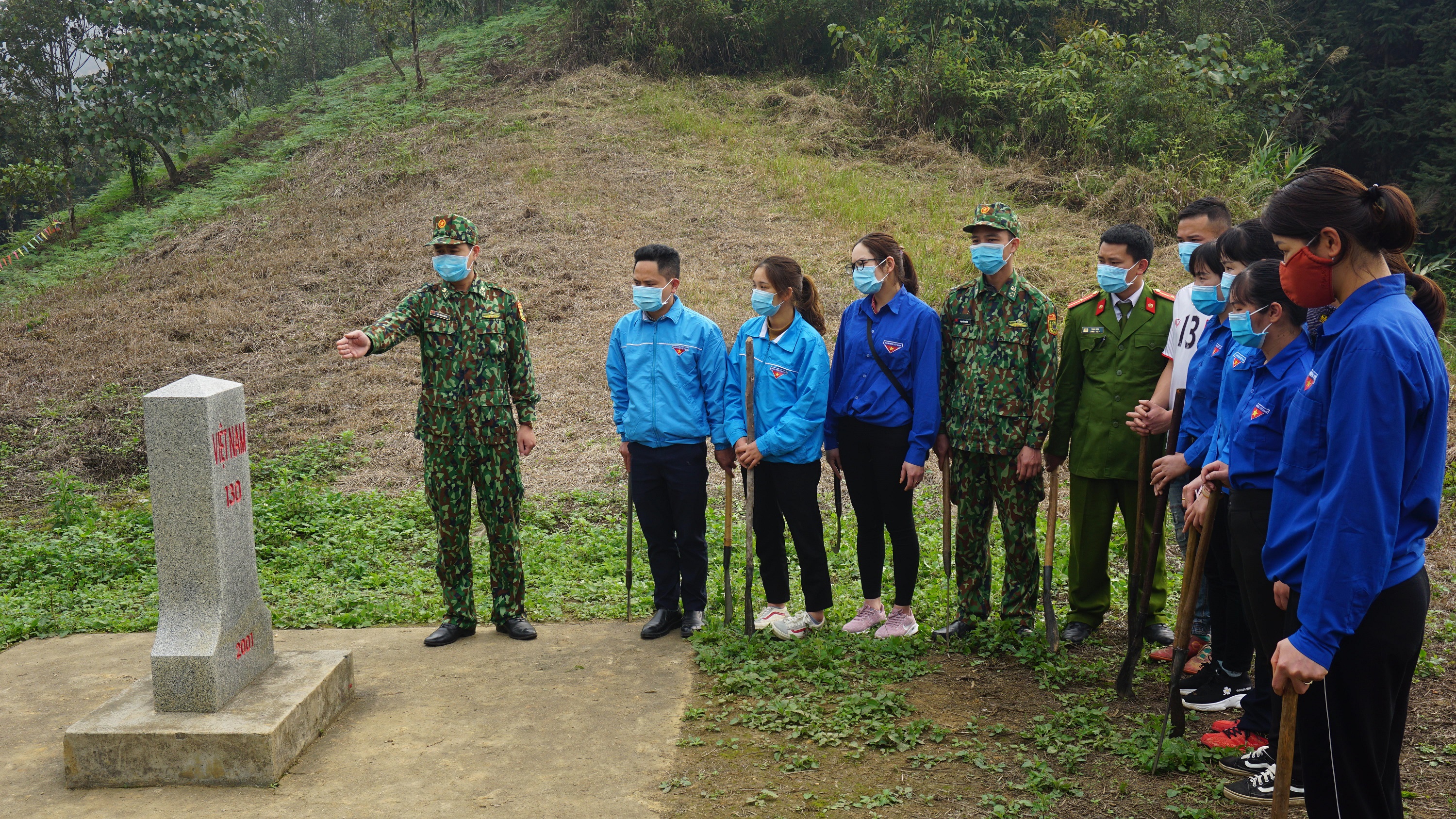 Đoàn viên, thanh niên xã Nậm Chẩy phối hợp cùng với Bộ đội biên phòng vệ sinh phát quang khu vực mốc giới 130