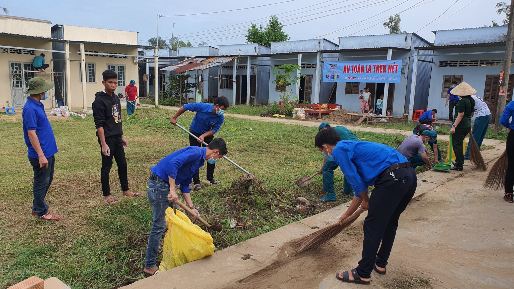 Các đoàn viên thanh niên huyện Mỹ Xuyên tham gia dọn dẹp, vệ sinh nhà cửa cho đồng bào Khmer nghèo tại khu tái định cư ấp Đại Ân.