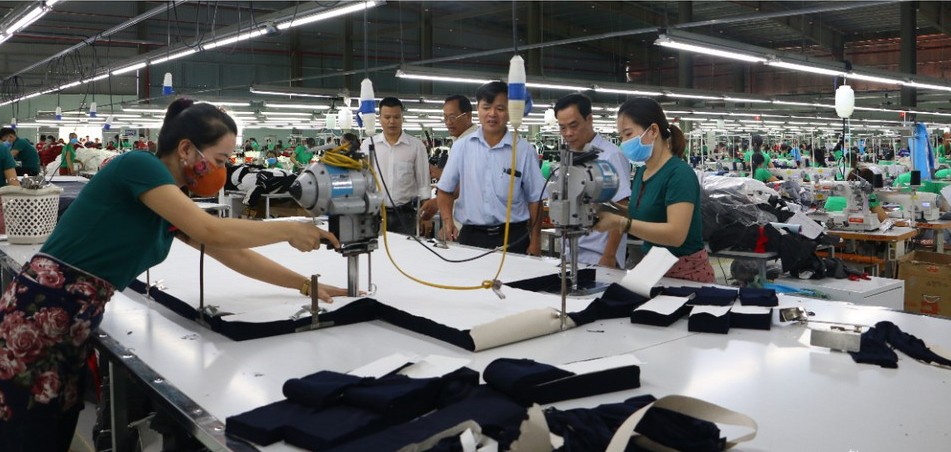 Lãnh đạo huyện Diễn Châu (Nghệ An) thăm dây chuyền may tại Nhà máy may Wooin Vina