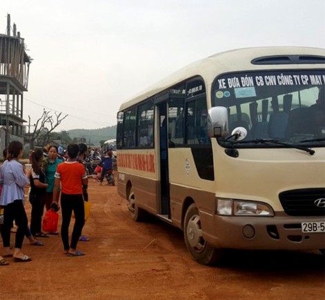 Nhiều công ty may ở Nghệ An đã tổ chức xe đưa đón công nhân.