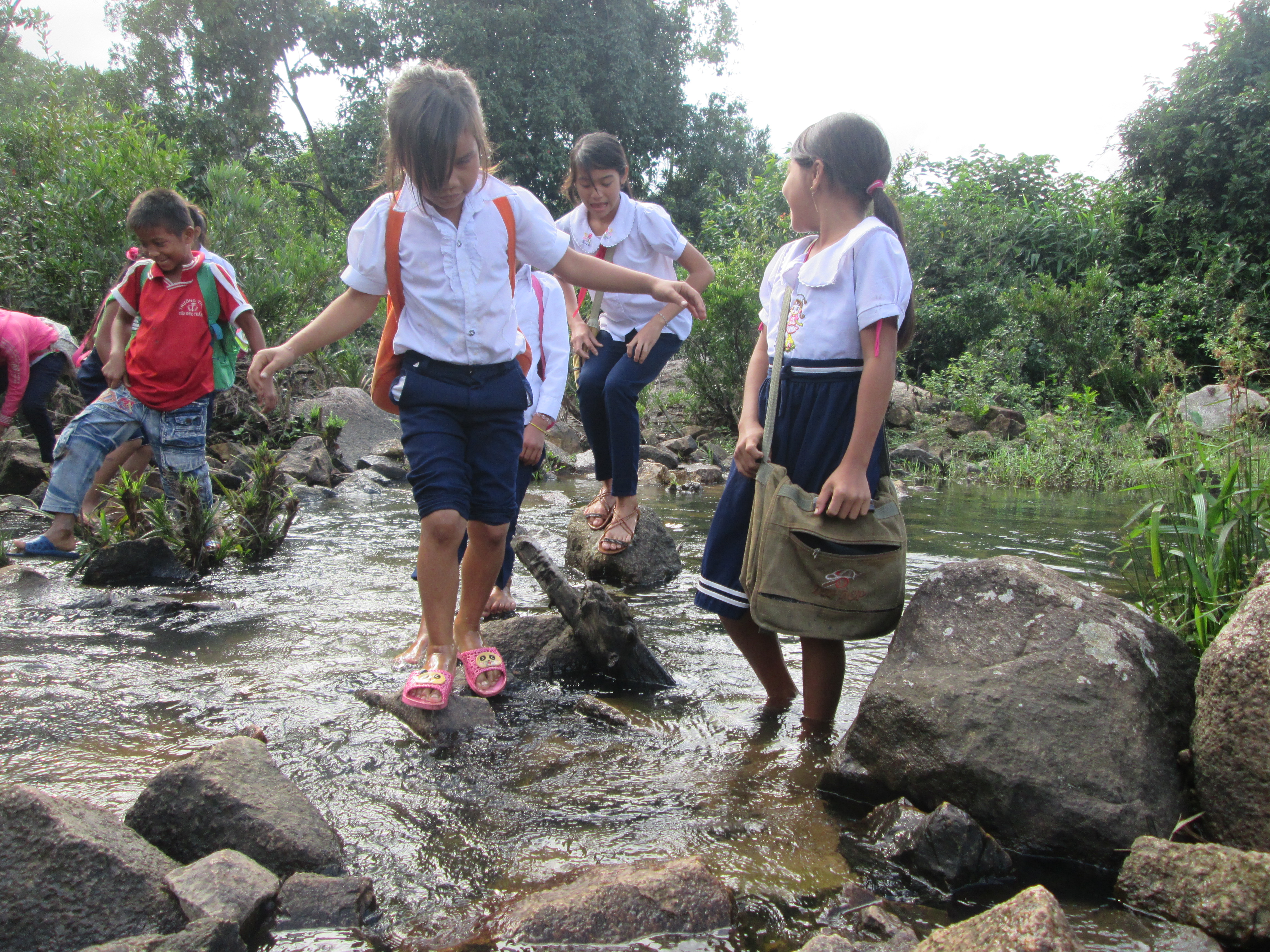  Vì không có đường đi nên các em học sinh làng Canh Tiến muốn đi học cấp 2 phải vượt qua sông suối, đèo dốc