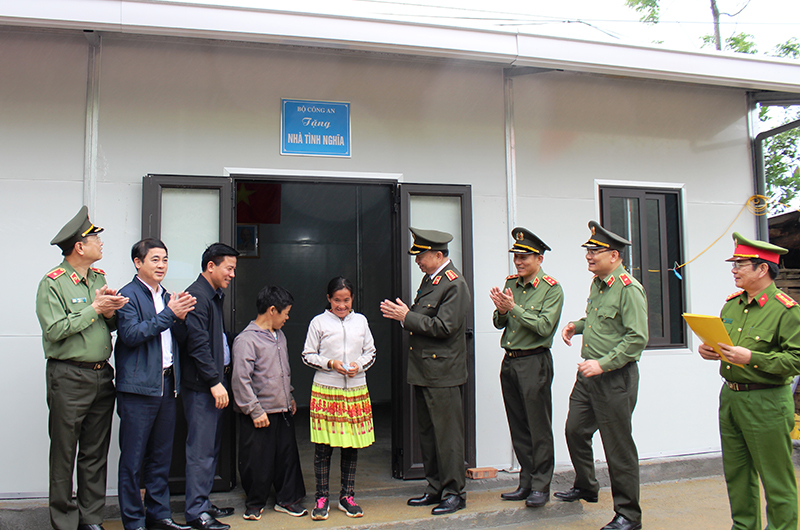 Bộ trưởng Bộ Công an Tô Lâm cùng lãnh đạo tỉnh Thanh Hóa trao nhà cho người dân địa phương.