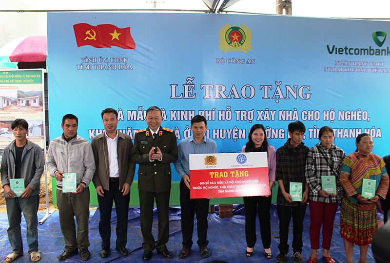 Bộ trưởng Công an Tô Lâm và đại diện Bảo hiểm Xã hội Việt Nam trao tặng 600 sổ bảo hiểm xã hội cho người dân thuộc hộ nghèo ở huyện Mường Lát, tỉnh Thanh Hóa.