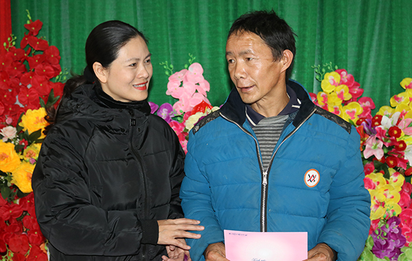 Bí thư Huyện ủy Mèo Vạc Vương Ngọc Hà (bên trái) gặp gỡ, tặng quà cho ông Sùng Mí Nô, thôn Vị Ke, xã Nậm Ban xung phong xin ra khỏi hộ nghèo. 