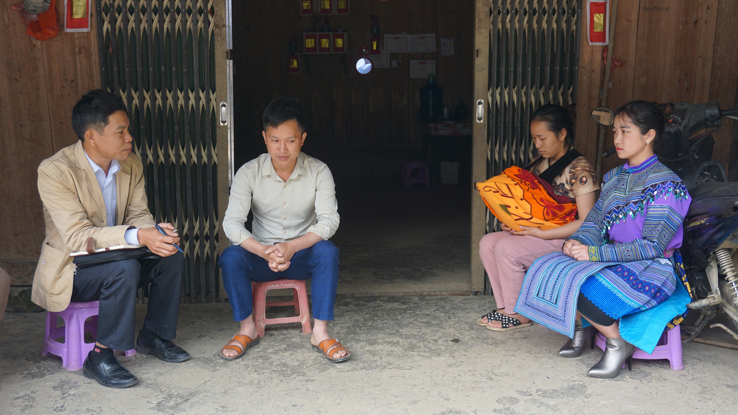 Đại biểu HDND xã Tráng Mìn Phà (ngoài cùng bên trái) trong buổi gặp gỡ bà con Nhân dân thôn Nà Tiểu Hồ