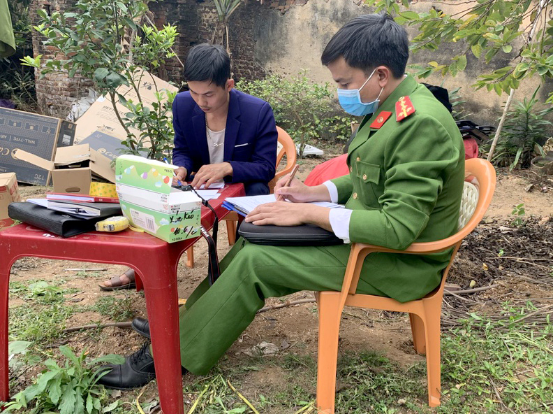 Công an huyện Việt Yên, tỉnh Bắc Giang lập biên bản người trồng cây anh túc trái phép.