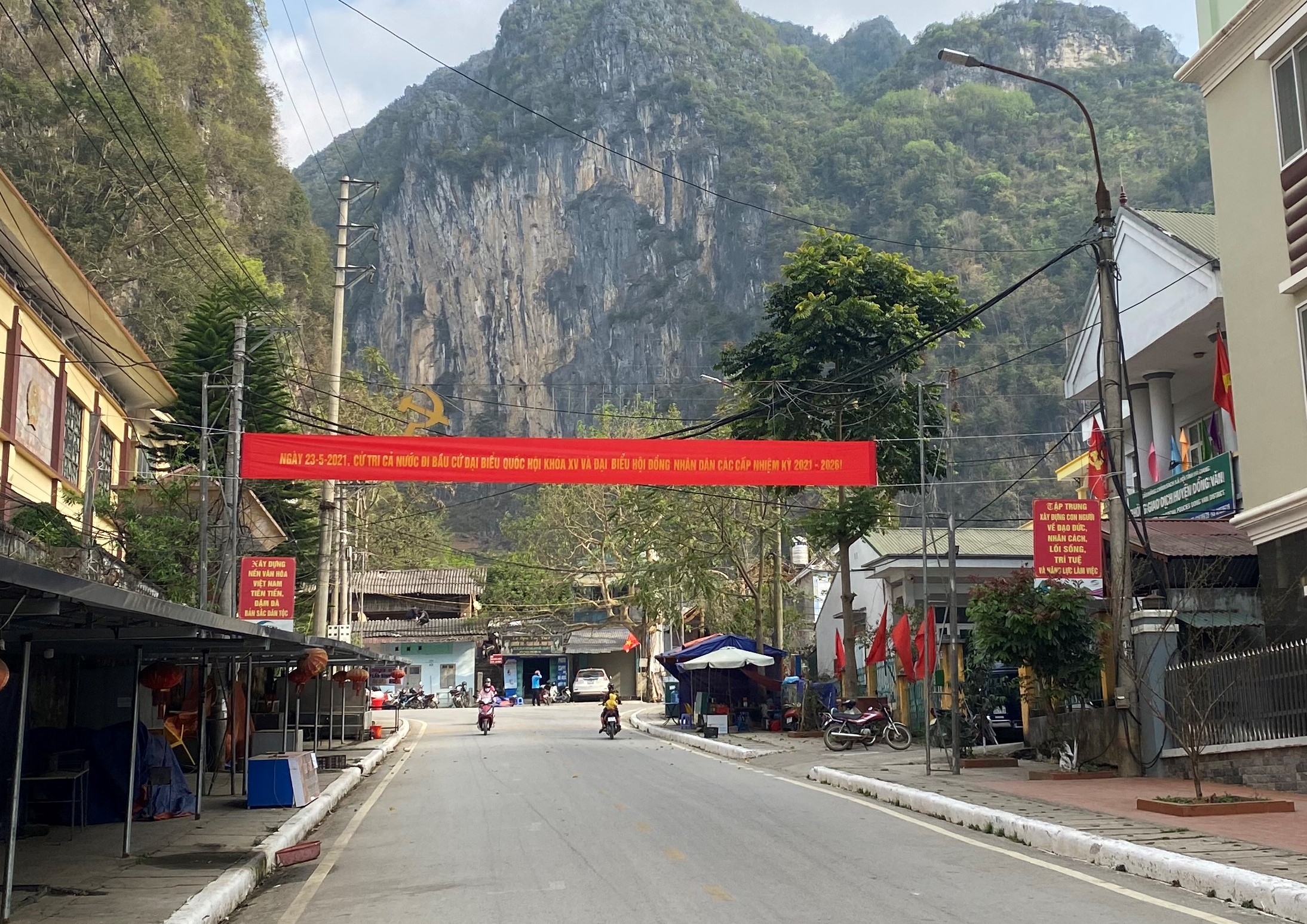 Thị trấn Đồng Văn trang hoàng băng rôn, khẩu hiệu chuẩn bị cho ngày bầu cử