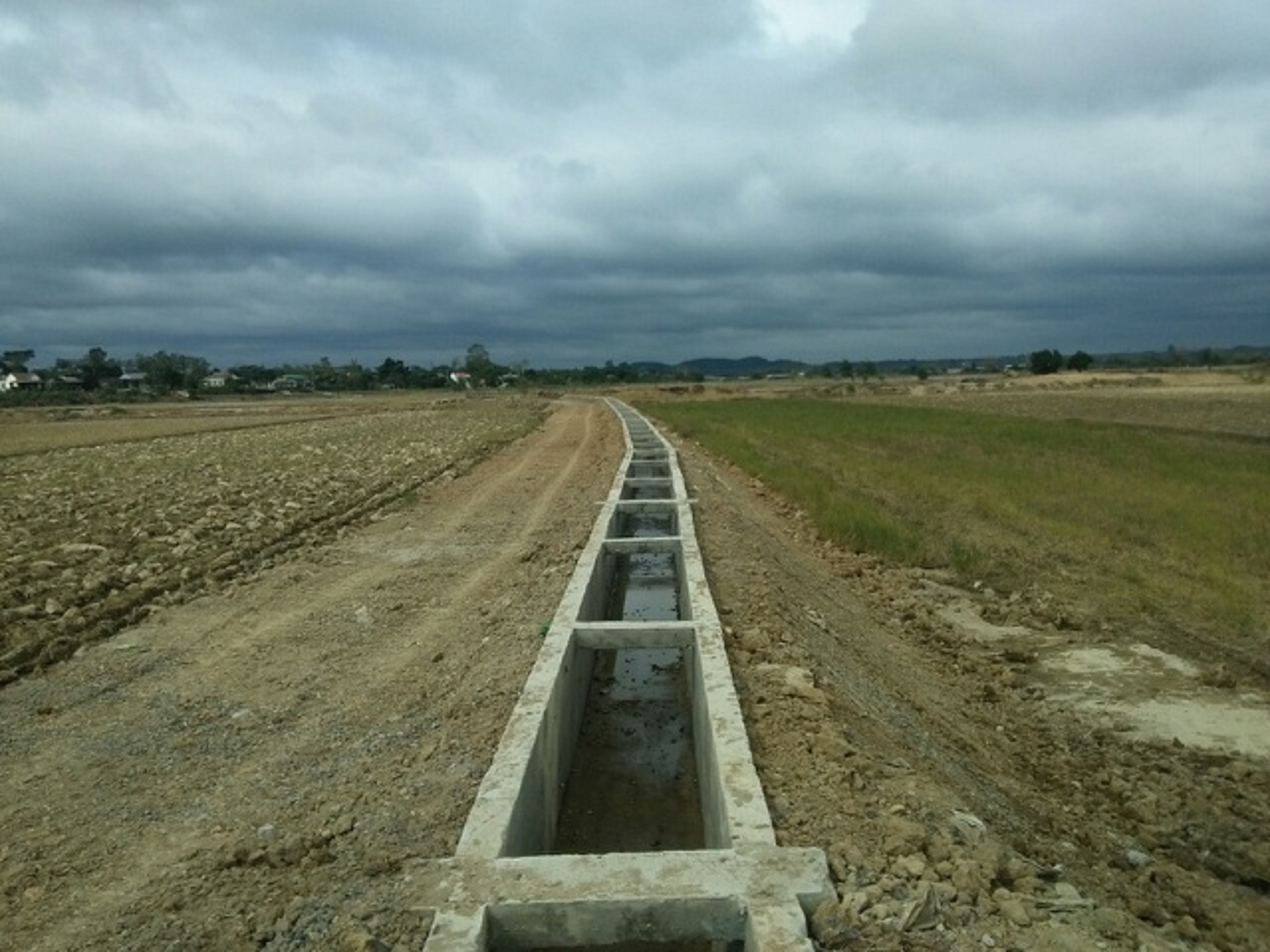 Phía cuối kênh nội đồng không có nước cung cấp cho ruộng