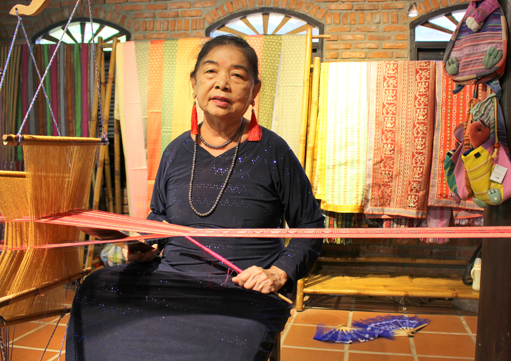 Nghệ nhân Thuận Thị Trụ bên khung dệt