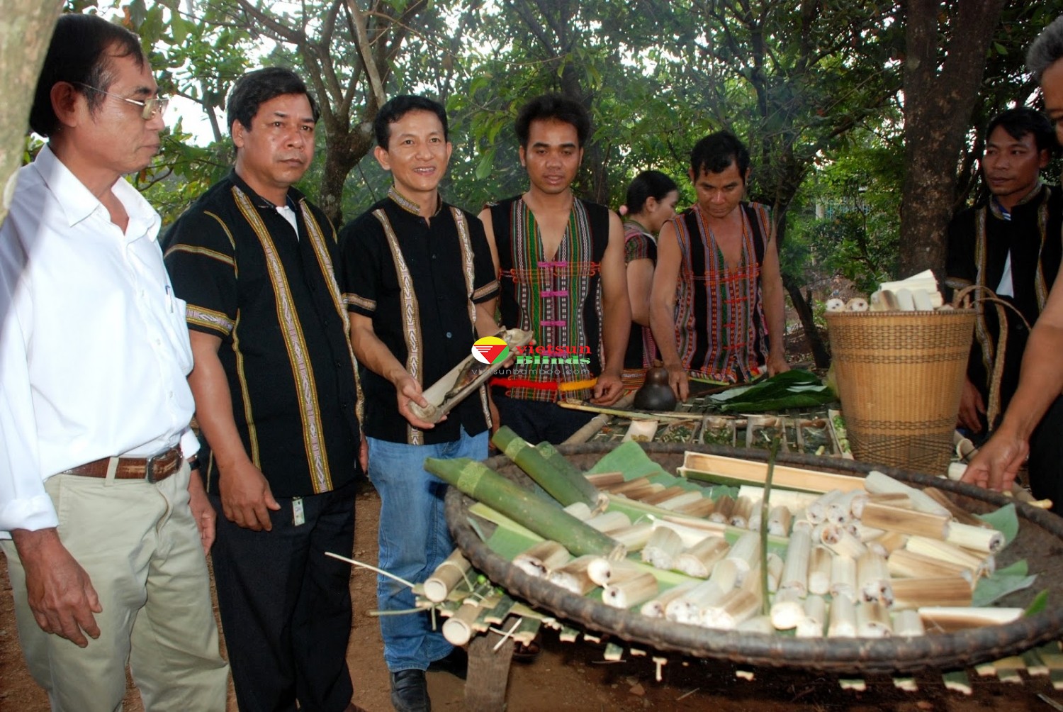 Sản phẩm từ cây lồ ô tạo thu nhập chính cho người dân miền tây Trà Bồng nhưng đang gặp khó khăn về đầu ra nên gặp nhiều khó khăn