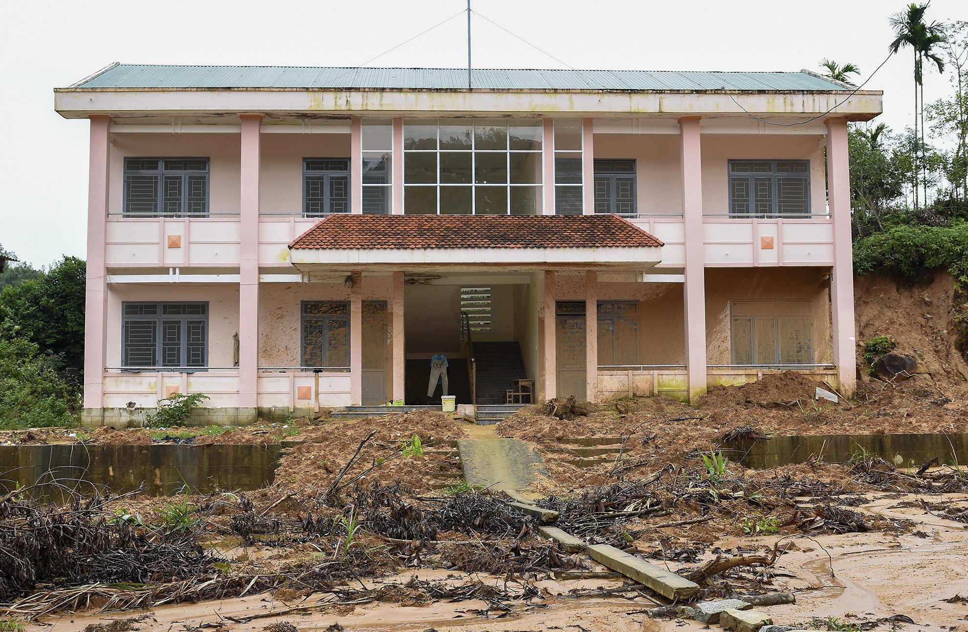 Nhiều trụ sở của huyện Tây Trà cũ bỏ hoang lãng phí