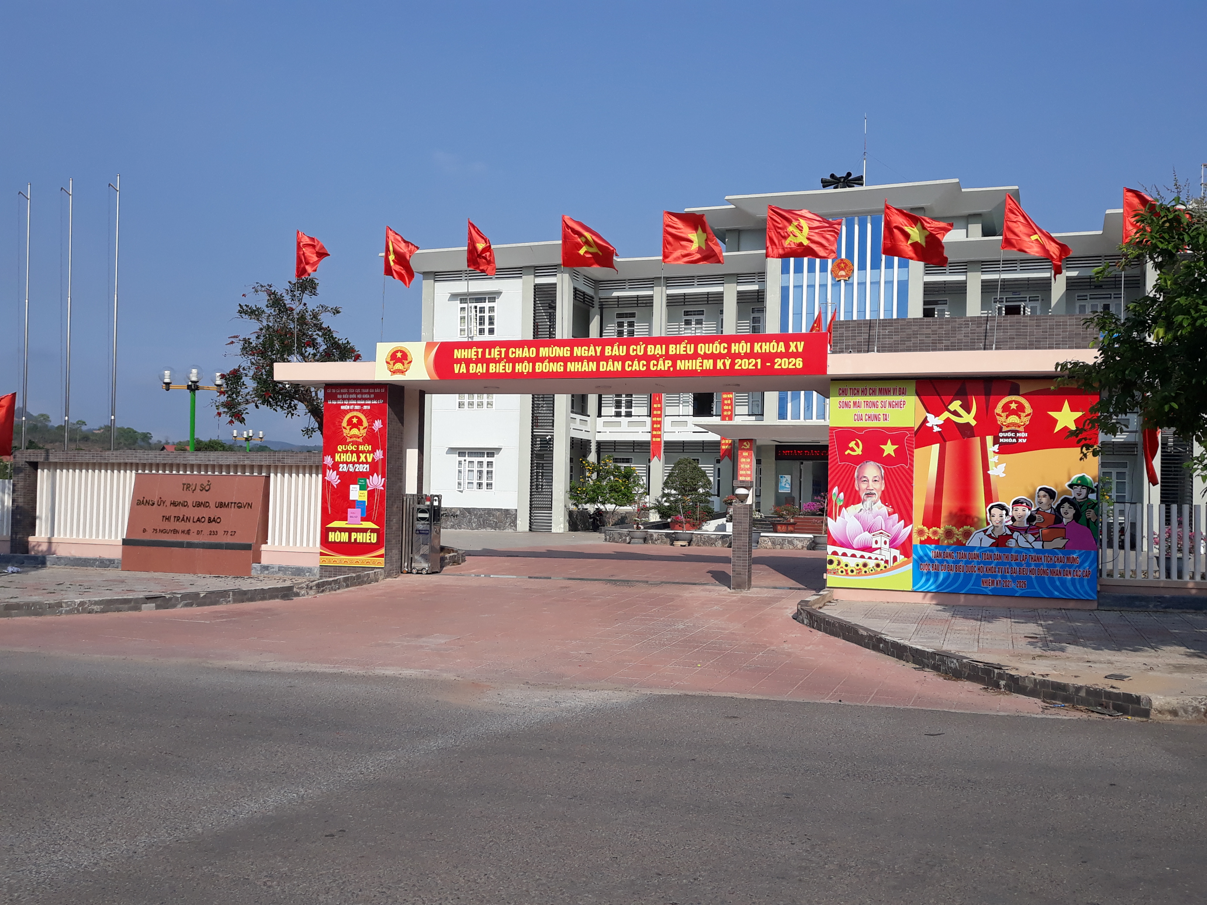 Pano, băng rôn tuyên truyền về ngày bầu cử được thị trấn Lao Bảo huyện Hướng Hóa (Quảng Trị) thực hiện nghiêm túc