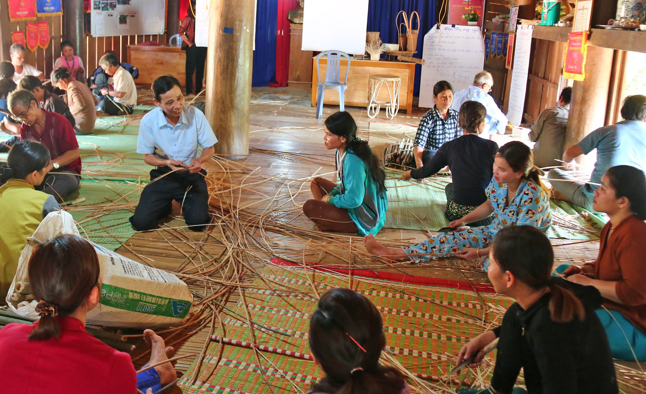 Việc đào tạo nghề truyền thống vừa giúp người dân có thêm sinh kế vừa góp phần bảo tồn văn hóa (Ảnh tư liệu)