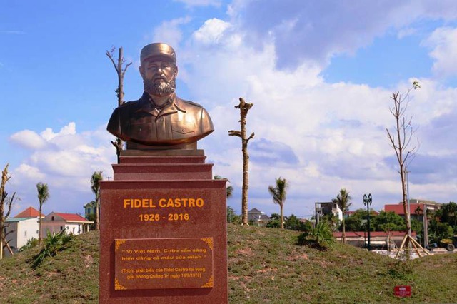 Bức tượng bán thân của lãnh tụ Fidel với câu nói nổi tiếng: “Vì Việt Nam, Cuba sẵn sàng hiến dâng cả máu của mình”.