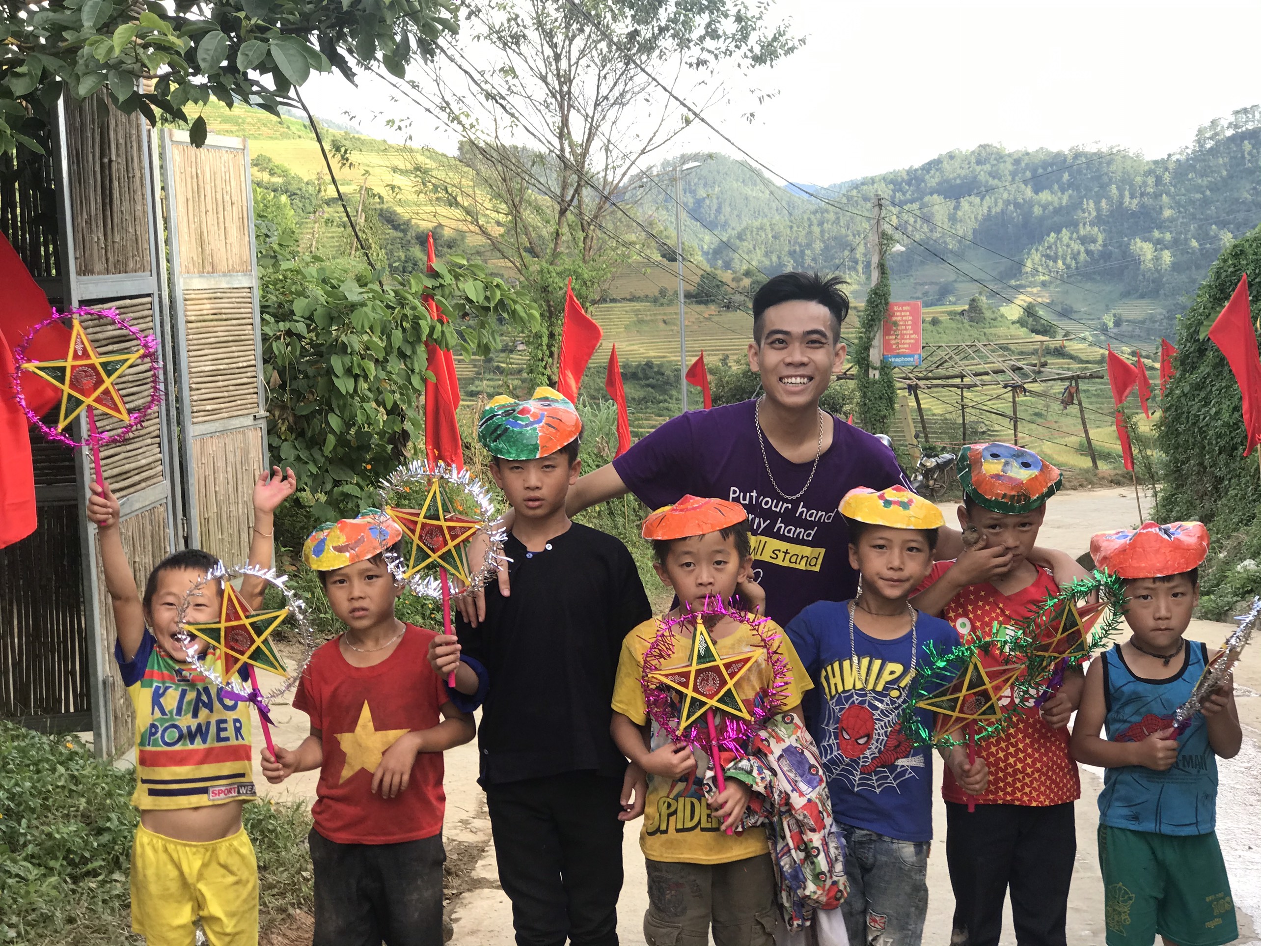  Nhữ Ngọc Thịnh – điều phối viên dự án chụp hình cùng trẻ em vùng cao